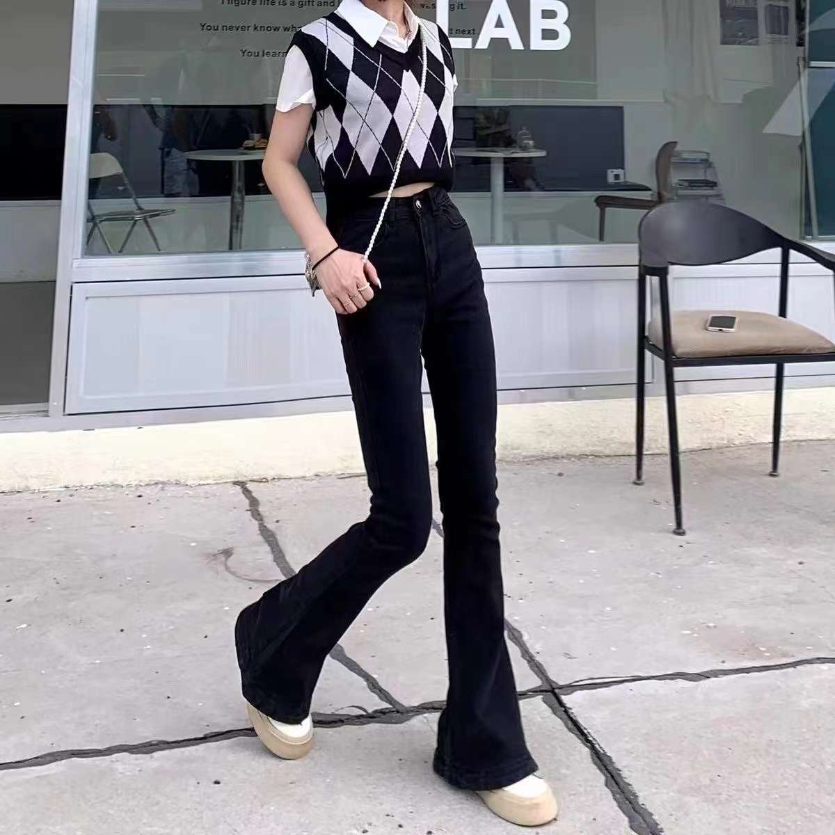 黒コーデ ハイウエストフレアデニムパンツ