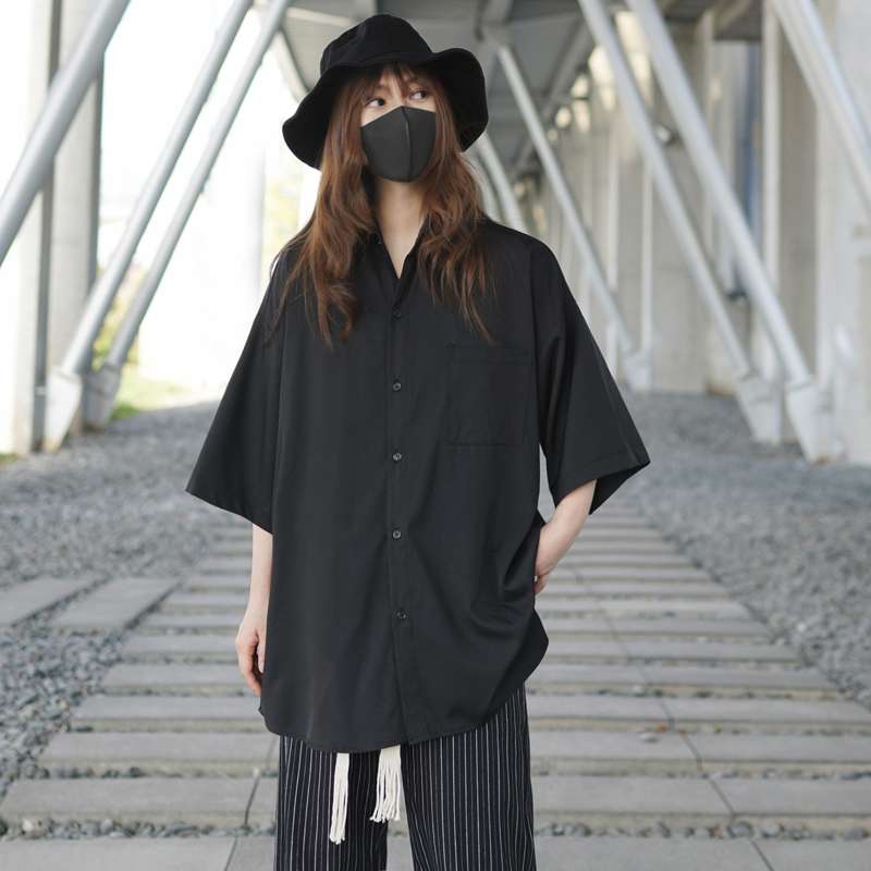黒コーデ オーバーサイズシルエットのワイドシャツ