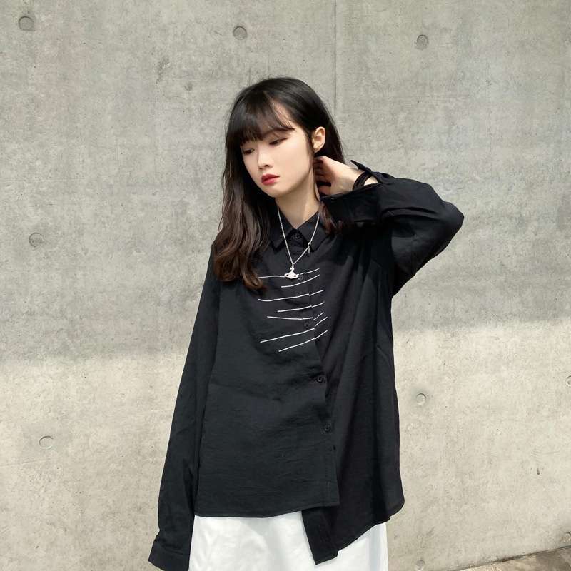 黒コーデ 抽象模様入りオーバーサイズシャツ