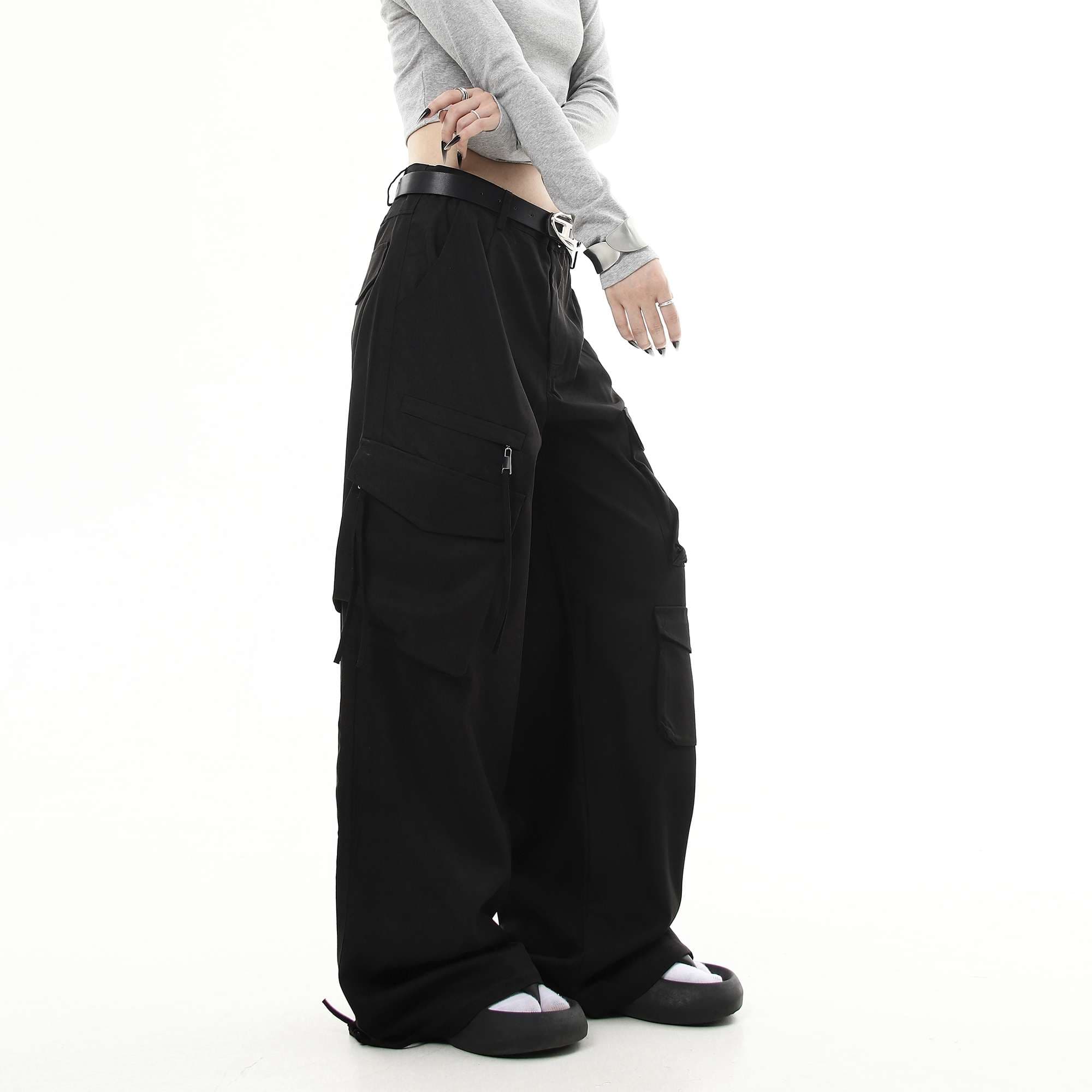 黒コーデ ストリート系ワイドカーゴパンツ
