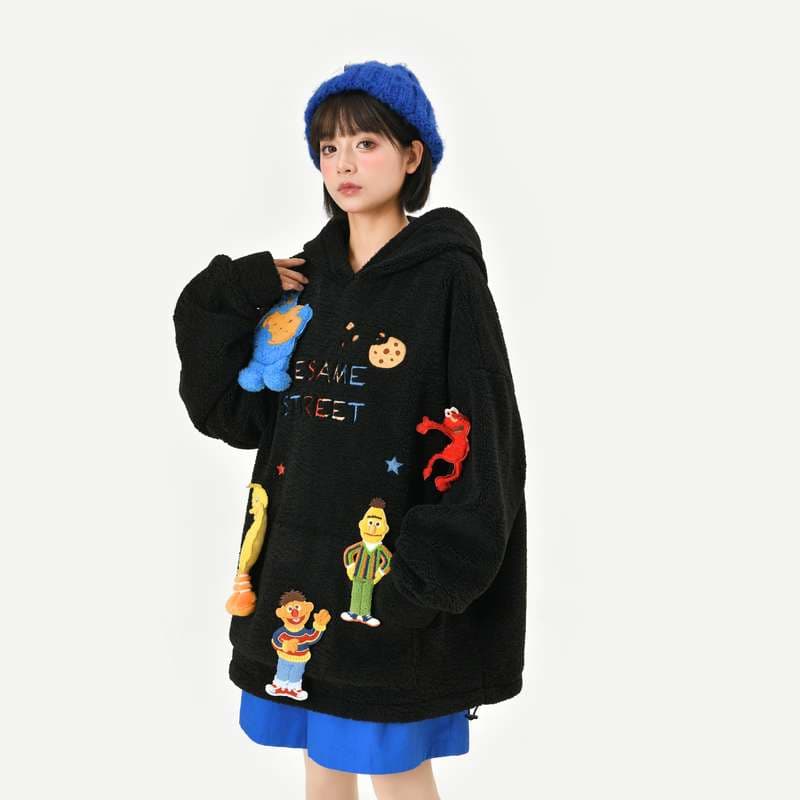黒コーデ セサミストリート キャラクター刺繍パーカー