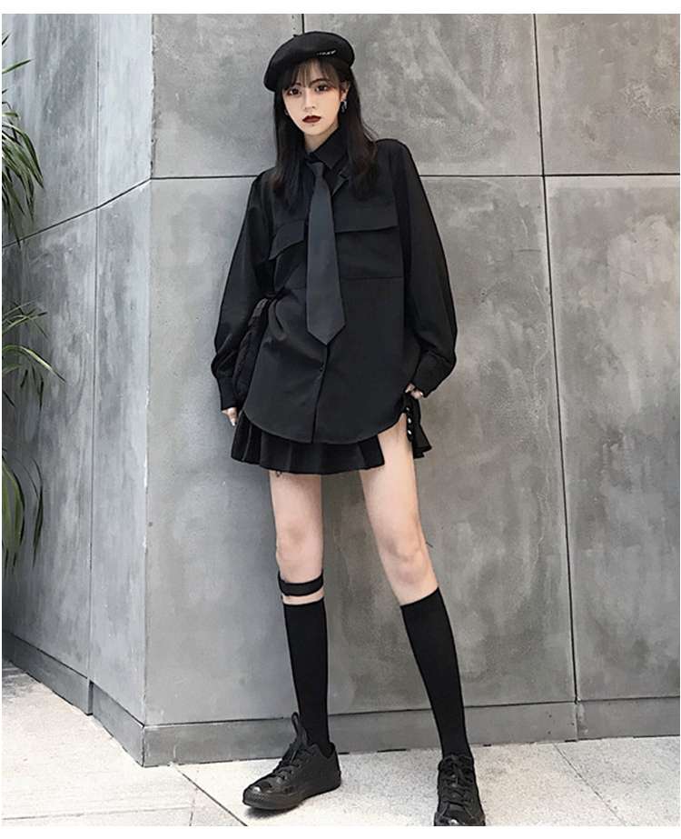 黒コーデ オーバーサイズ ユーティリティシャツ