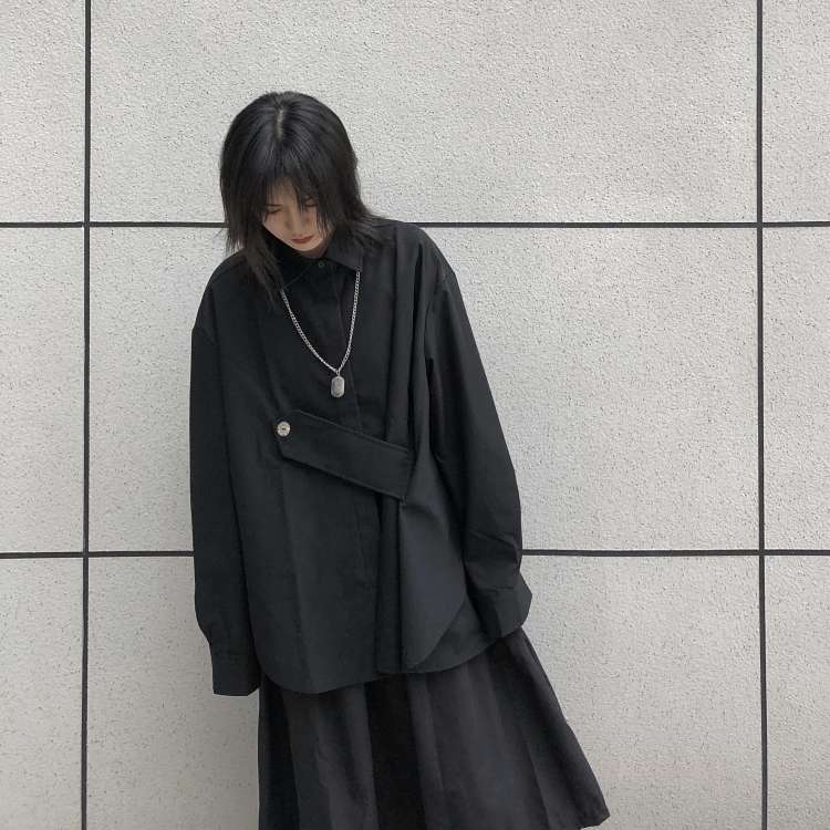黒コーデ アシンメトリーデザインオーバーサイズシャツ