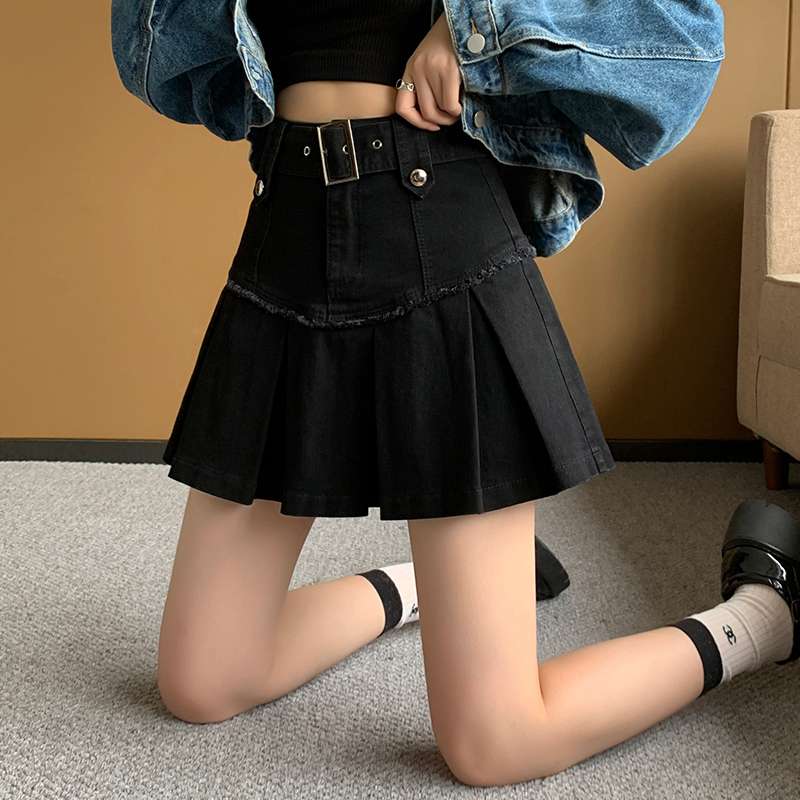 黒コーデ プリーツミニスカート付きベルトデニムスカート