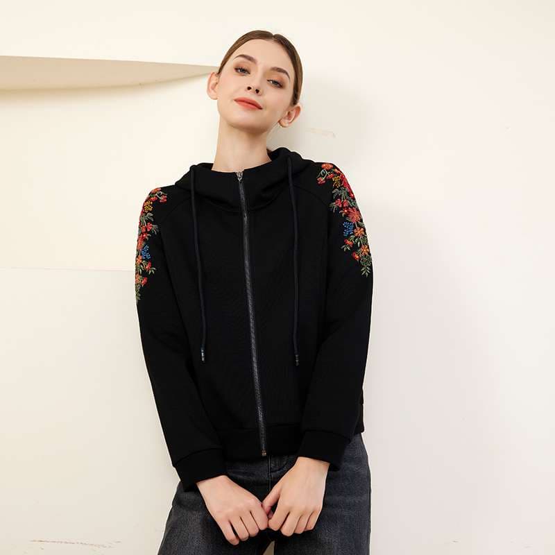 黒コーデ 花柄刺繍入りブラックジップアップパーカー