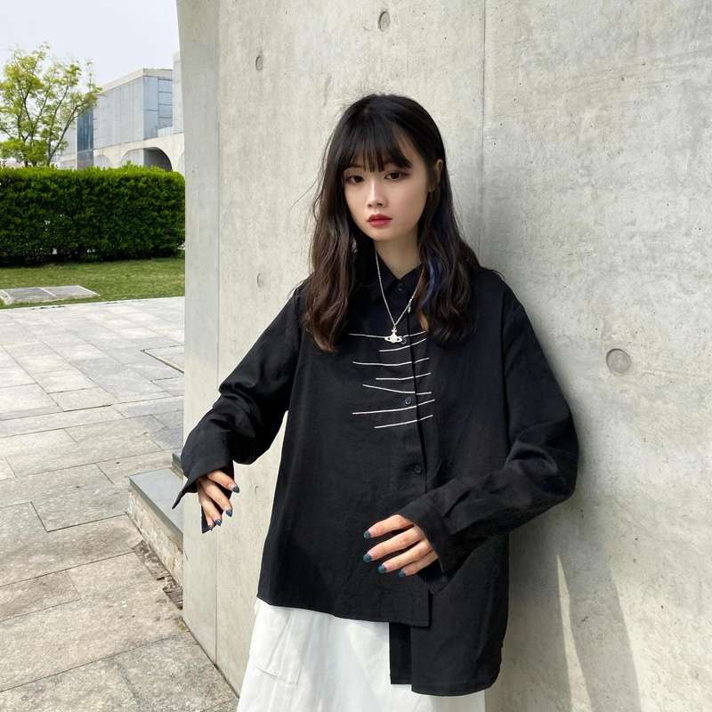 黒コーデ 抽象模様入りオーバーサイズシャツ