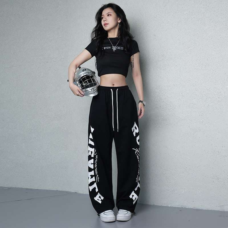 黒コーデ RUEAMLEロゴ入りワイドスウェットパンツ