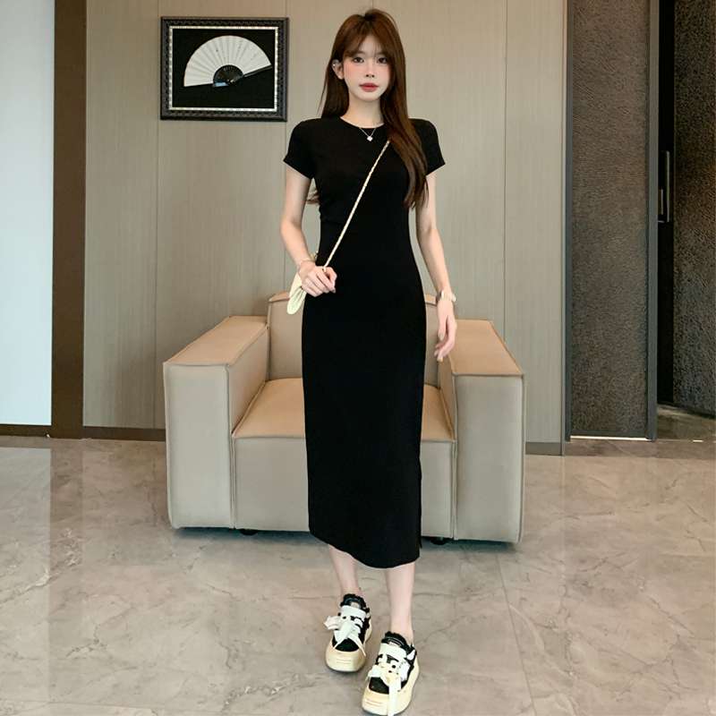 黒コーデ シンプルフィットロングワンピース