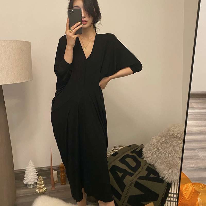 黒コーデ ゆったりVネックロングワンピース