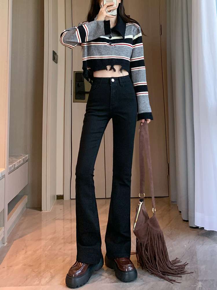 黒コーデ ハイウエストフレアデニムパンツ