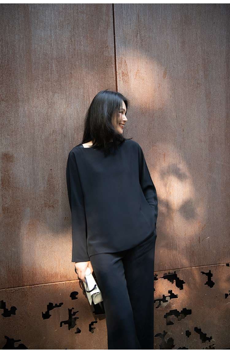 黒コーデ ゆったりシルエットの長袖プルオーバー