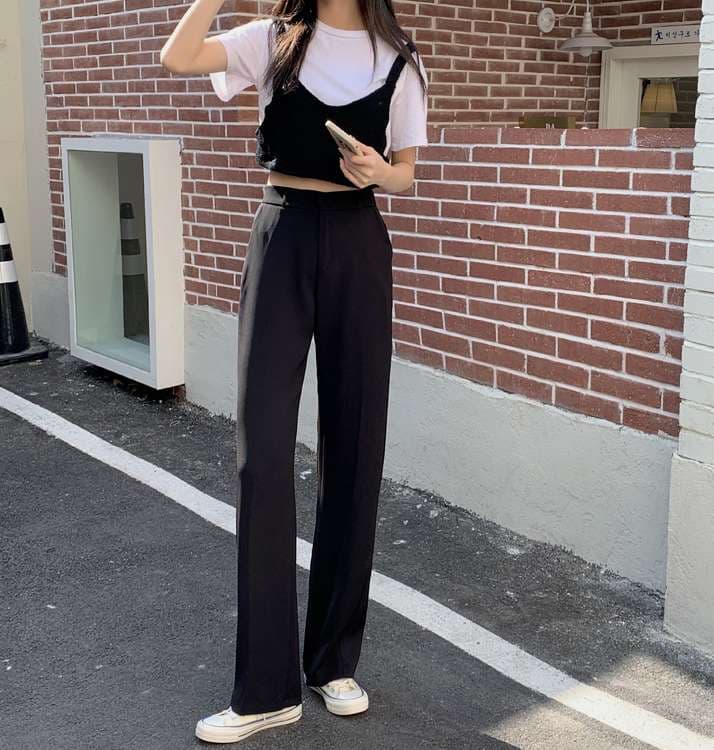黒コーデ ゆったりストレートスラックス