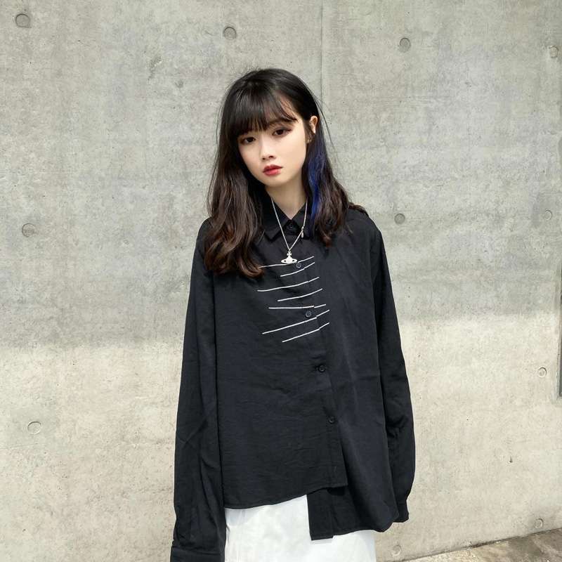 黒コーデ 抽象模様入りオーバーサイズシャツ