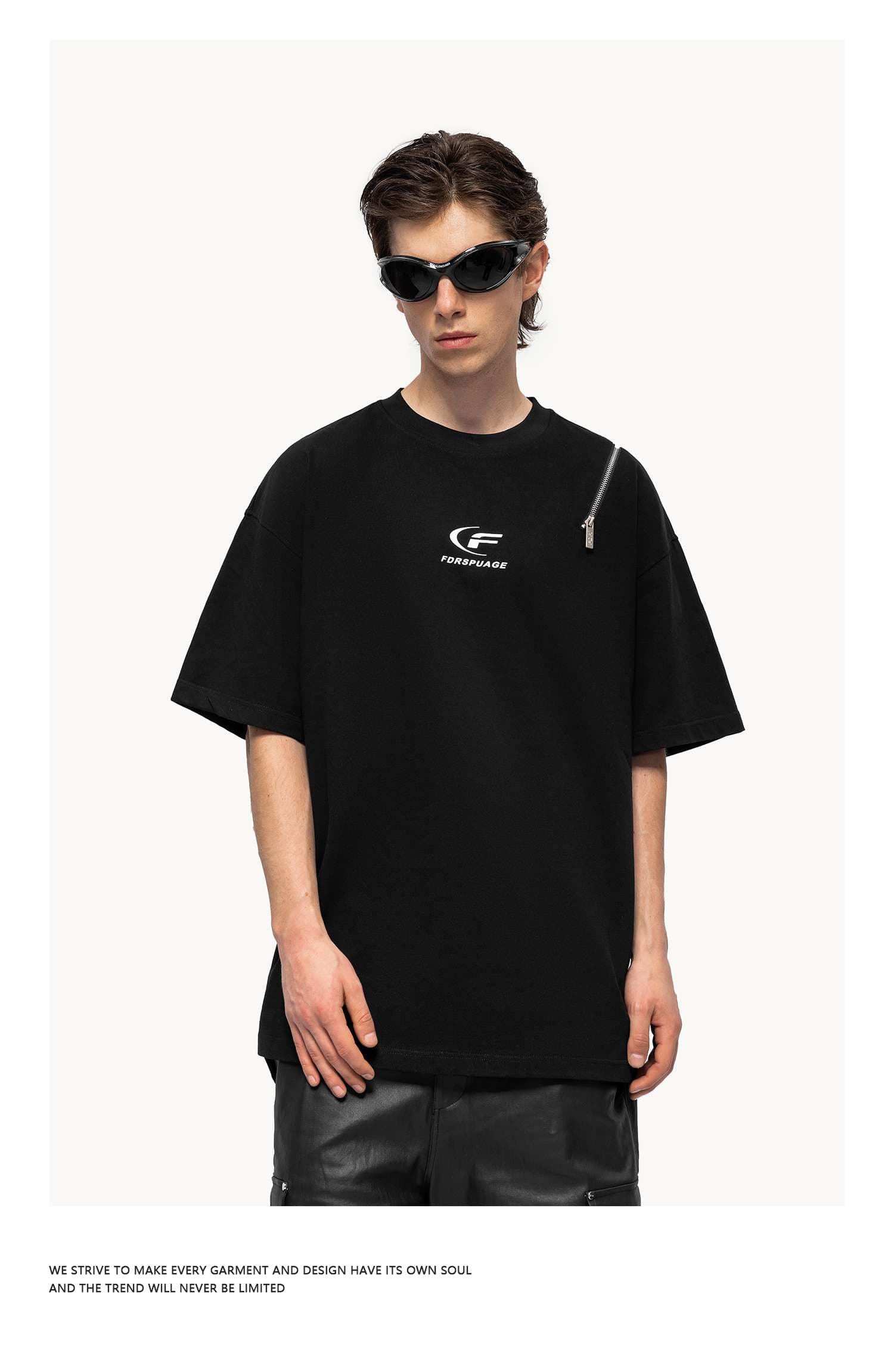 黒コーデ ジップアクセントオーバーサイズTシャツ