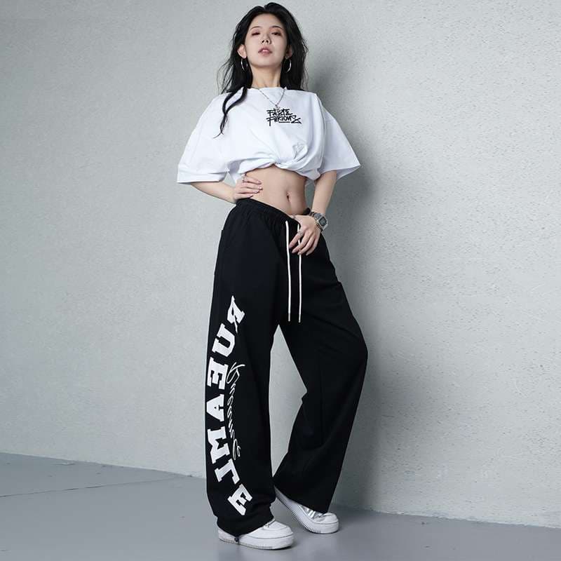 黒コーデ RUEAMLEロゴ入りワイドスウェットパンツ