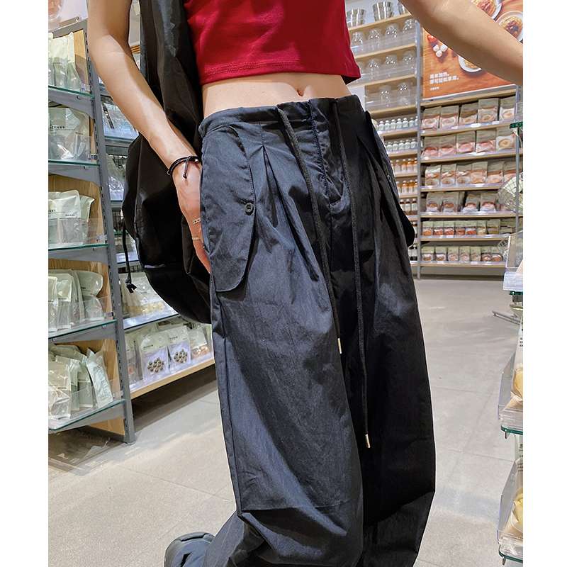 黒コーデ ワイドシルエット ドローストリングカーゴパンツ
