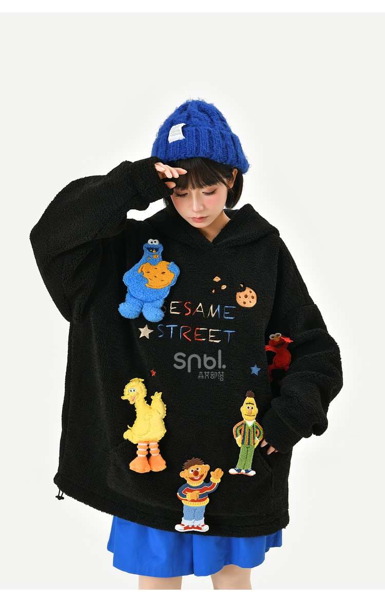 黒コーデ セサミストリート キャラクター刺繍パーカー