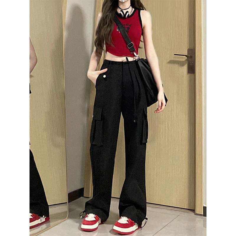 黒コーデ ゆったりカーゴパンツ