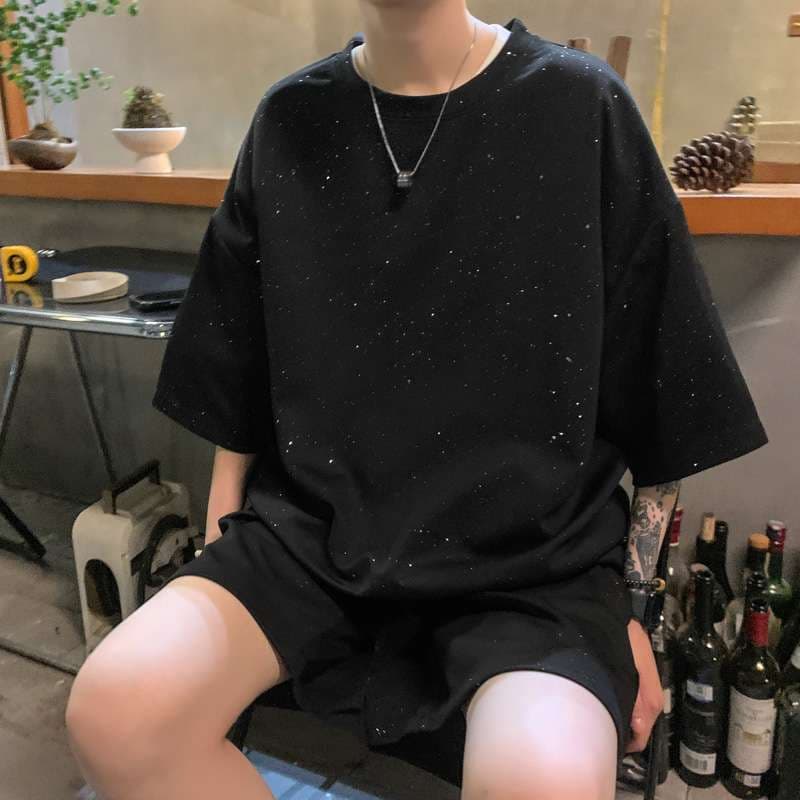黒コーデ 星空キラめくオーバーサイズTシャツ