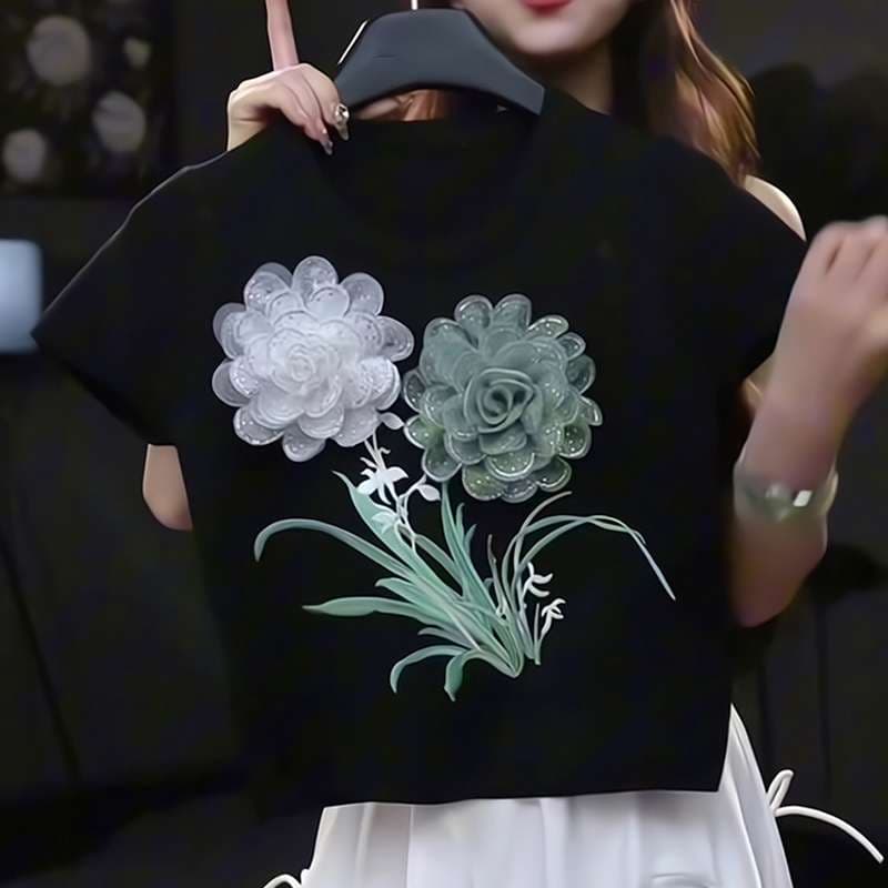黒コーデ フラワーモチーフ刺繍ブラックTシャツ