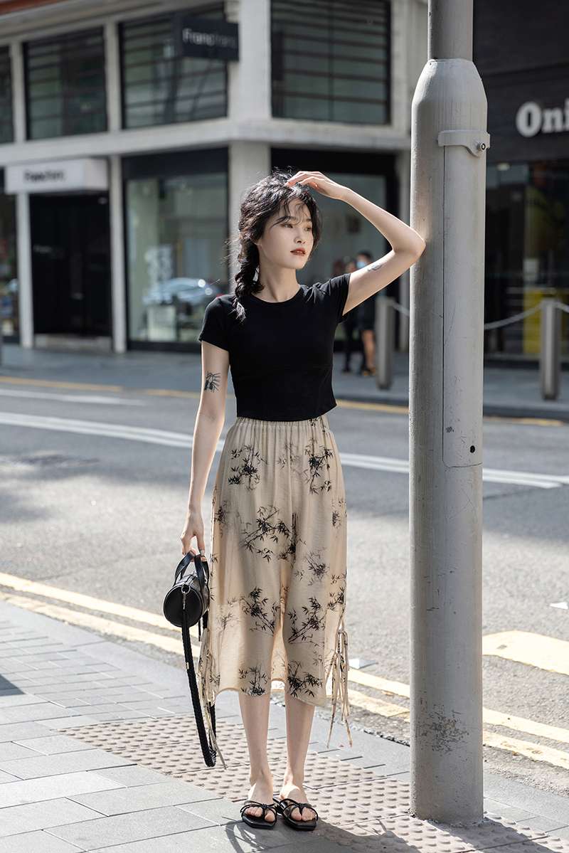 黒コーデ 背中開きデザイン クロップドTシャツ