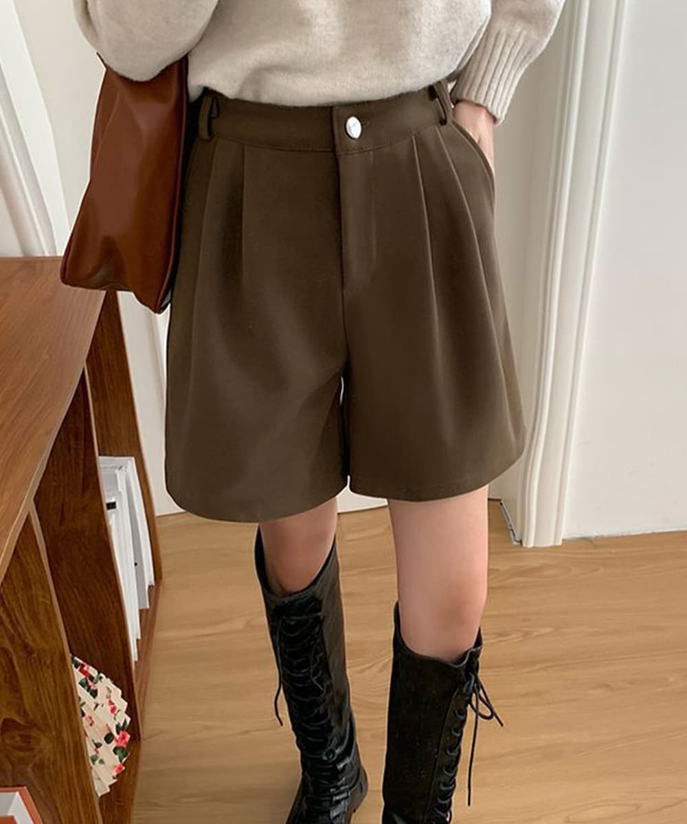 黒コーデ タック入りハイウエストショートパンツ
