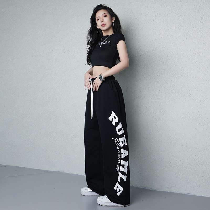 黒コーデ RUEAMLEロゴ入りワイドスウェットパンツ