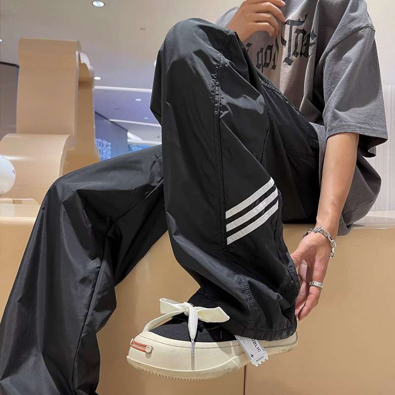 黒コーデ アスレジャー ストリート系 サイドライン トラックパンツ