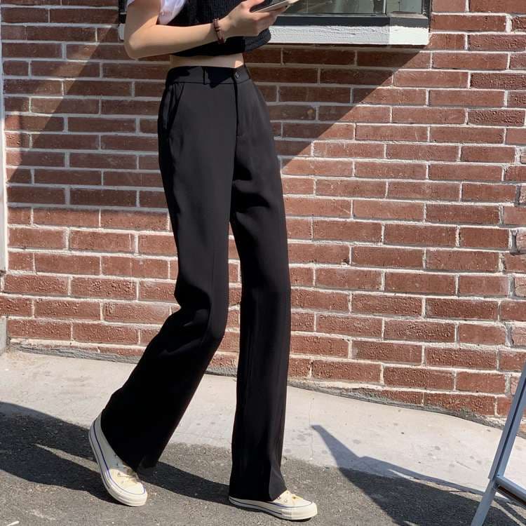 黒コーデ ゆったりストレートスラックス
