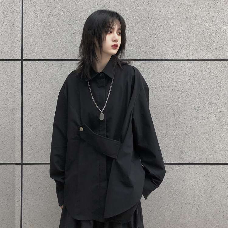 黒コーデ アシンメトリーデザインオーバーサイズシャツ