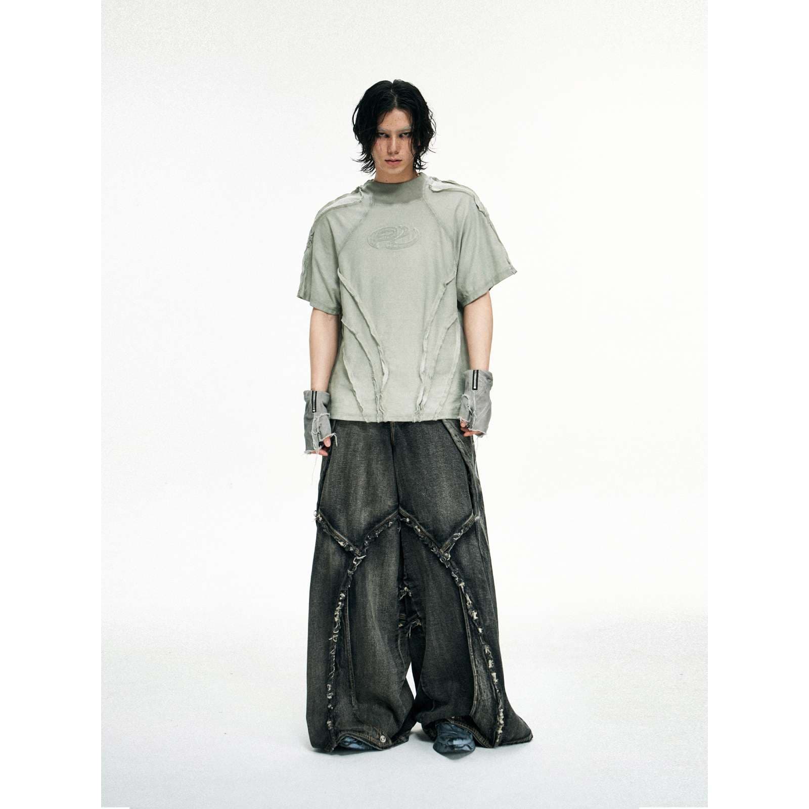黒コーデ ダメージ加工デニムワイドフレアパンツ
