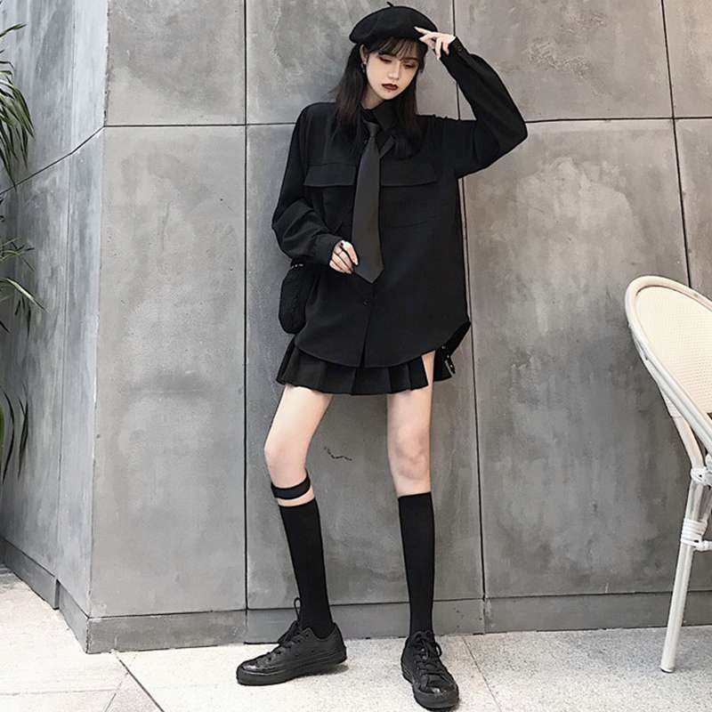 黒コーデ オーバーサイズ ユーティリティシャツ