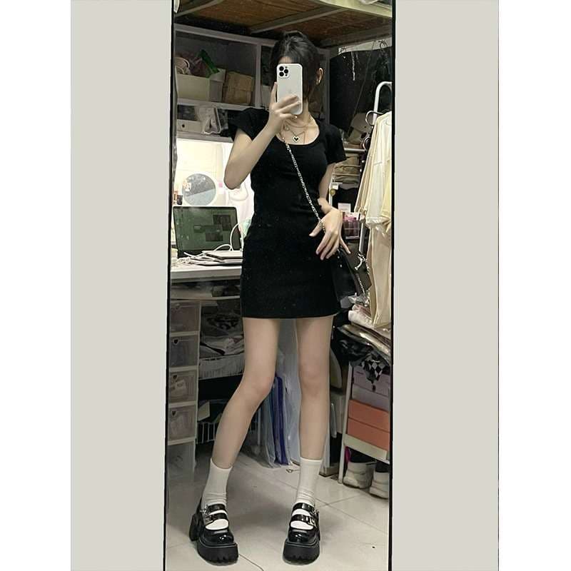 黒コーデ シンプルタイトミニワンピース