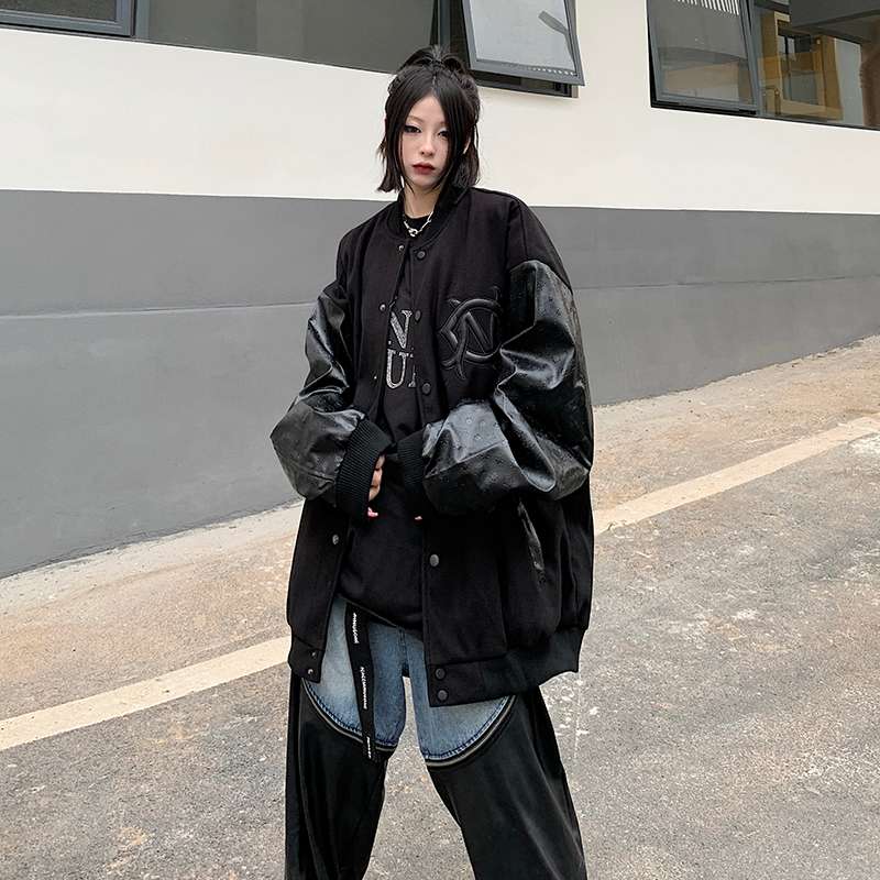 黒コーデ オーバーサイズプリントジャケット