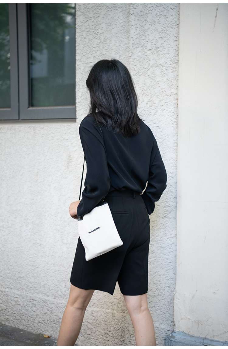 黒コーデ ゆったりシルエットの長袖プルオーバー