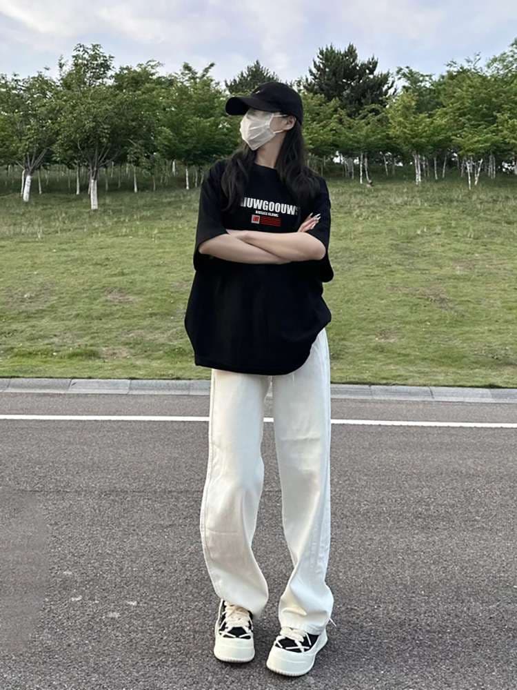 黒コーデ ストリートムード オーバーサイズTシャツ