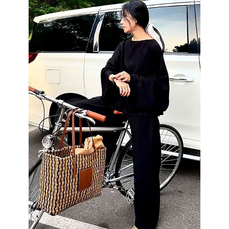 黒コーデ ゆったりドルマンスリーブブラウス