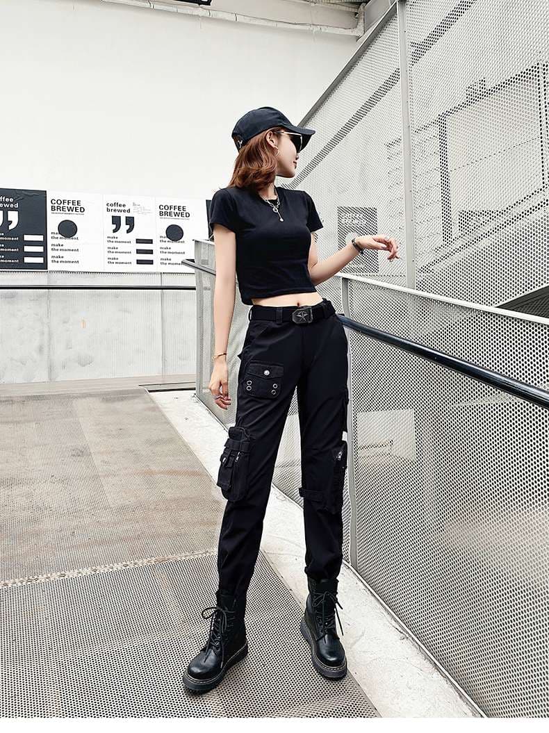 黒コーデ ハンサムストレート迷彩パンツ