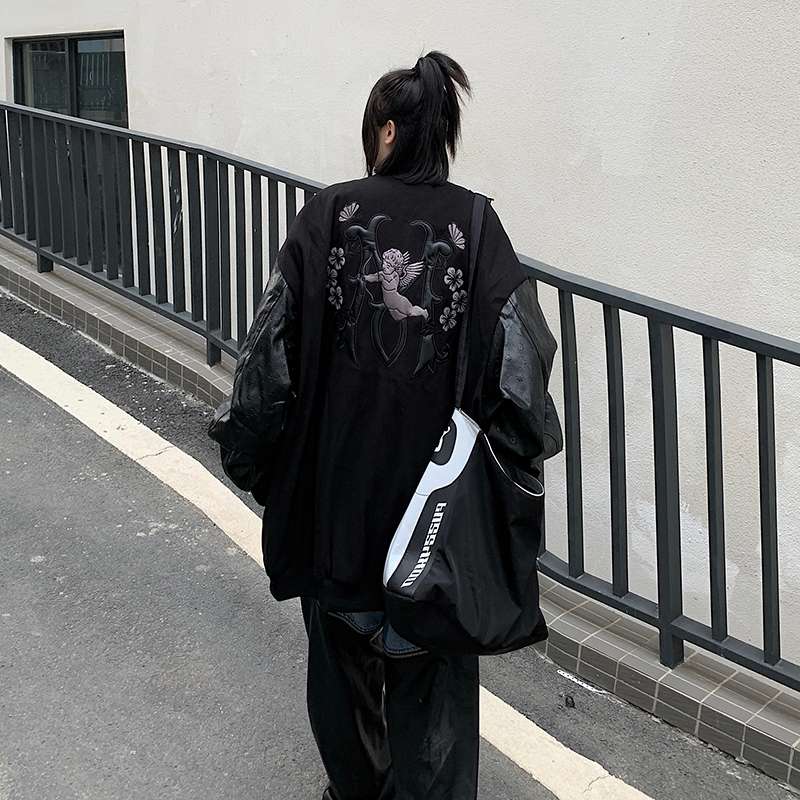 黒コーデ オーバーサイズプリントジャケット