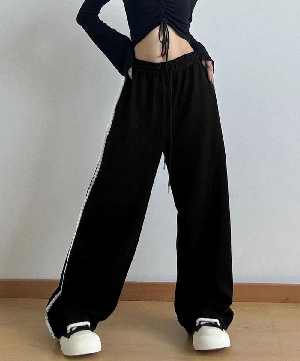 黒コーデ サイドレース装飾スウェットワイドパンツ