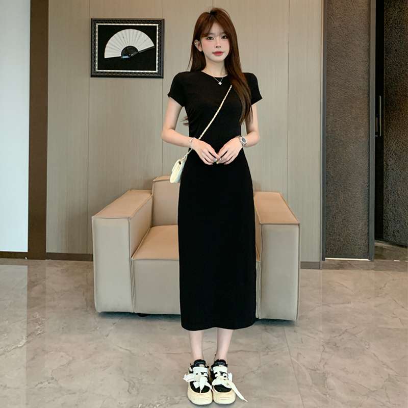 黒コーデ シンプルフィットロングワンピース