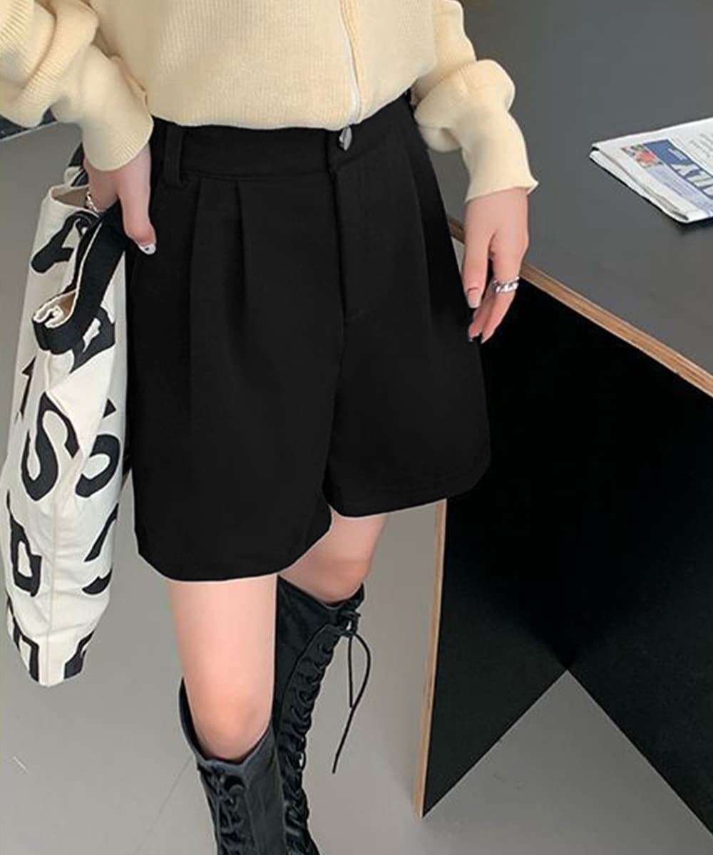 黒コーデ タック入りハイウエストショートパンツ