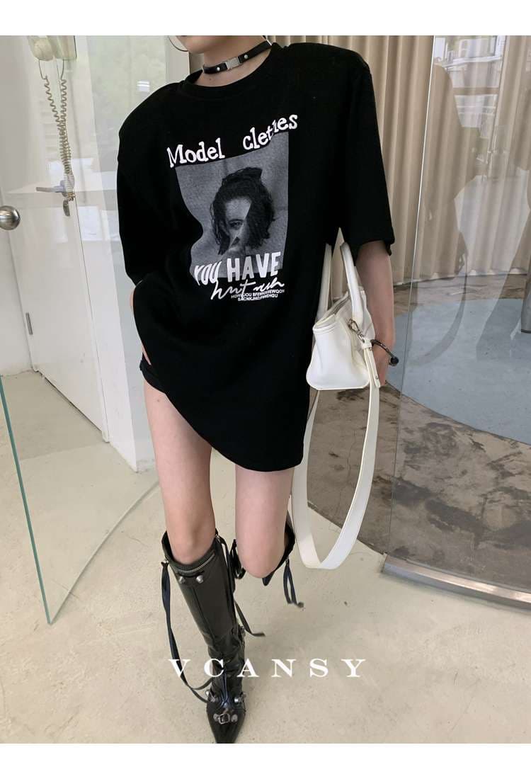 黒コーデ モデルフェイスプリント オーバーサイズTシャツ