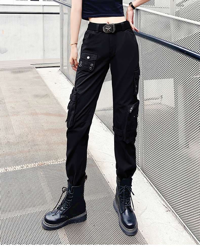 黒コーデ ハンサムストレート迷彩パンツ