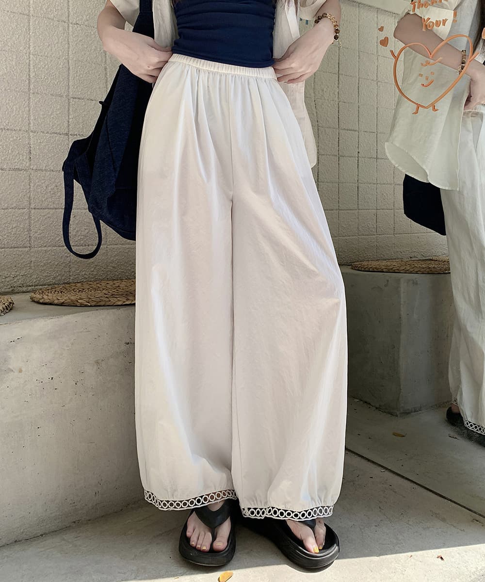黒コーデ レース裾バルーンパンツ 体型カバー ワイド