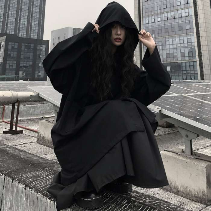 黒コーデ 黒のオーバーサイズフーディー
