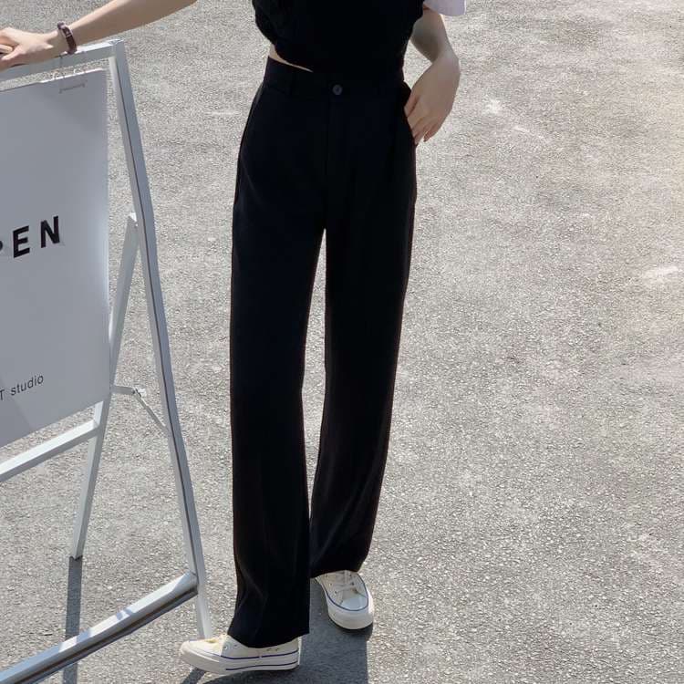 黒コーデ ゆったりストレートスラックス