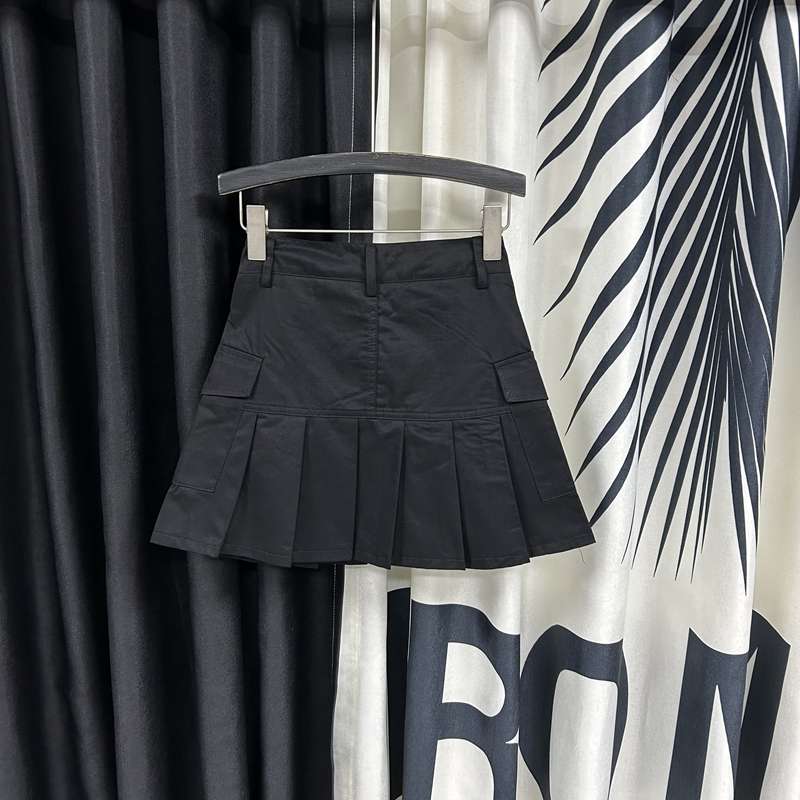 黒コーデ プリーツデザインカーゴミニスカート