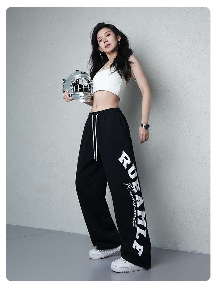 黒コーデ RUEAMLEロゴ入りワイドスウェットパンツ