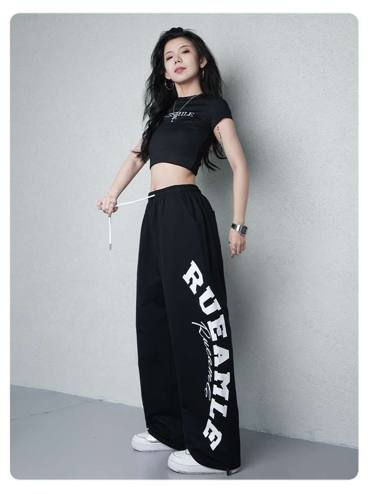 黒コーデ RUEAMLEロゴ入りワイドスウェットパンツ